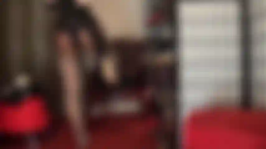 Calze con cuciture semplicemente irresistibili e reggicalze su collant lucidi marrone scuro: le meravigliose gambe in nylon della padrona, i tacchi a spillo e le mutandine di pizzo ti hanno fatto indurire.