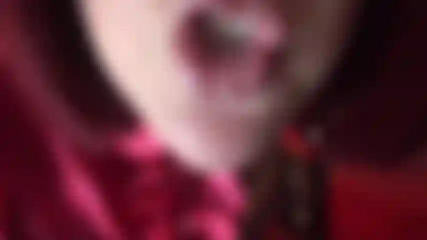 Un bacio da dominatrice del tipo estremamente bagnato: la padrona ti nutre con lo sputo della sua bocca e con un tacco lucido.