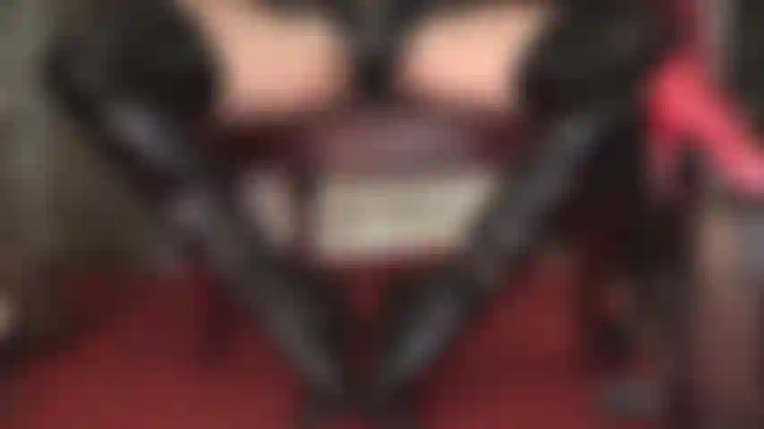 Seduzione in pvc: stivali alti e lucidi, guanti e mutandine per far impazzire l'amante del pvc.