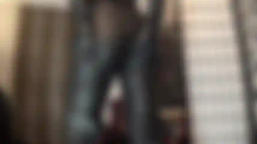 Che adora il culo in pantaloni di pelle fino a collant neri lucidi e oleosi, stuzzicata da guanti di pelle.