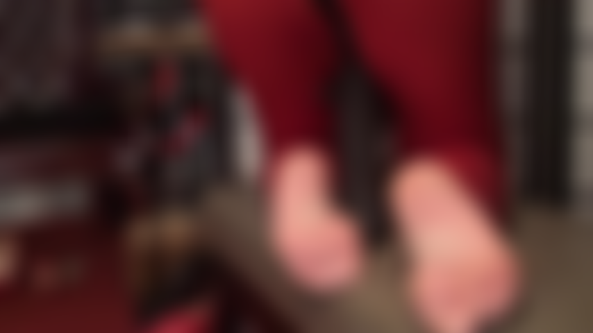 Bbc a piedi nudi: la padrona indossa un enorme strapon nero e lo stuzzica con i suoi piedi nudi.