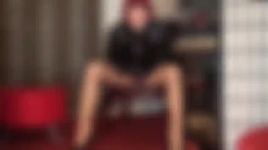 Indossa le tue mutandine da femminuccia mentre adori il grosso cazzo nero della tua padrona. Senti le tue palle in queste mutandine, rimarranno piene perché l'unico cazzo che prova piacere oggi è il mio. Riempio un'altra figa con il suo sperma, questa è per la tua bocca.