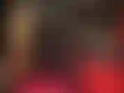 Una dea feticista del vinile lucido, una padrona in completo nero lucido in pvc, che mette in mostra il suo fantastico sedere e le sue gambe in questi jeans attillati e stivali.