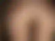 Seduta sul viso indossando strati di collant lucidi.