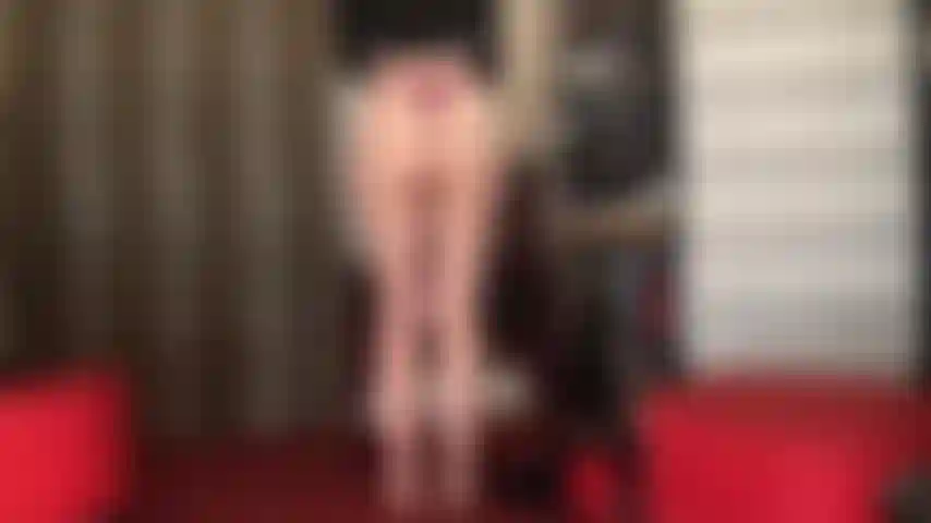 Dalle gambe e dal sedere nudi ai collant a rete: ti piace guardare mistress vivian cambiare diversi paia di collant o calze. I collant a rete con cuciture sono abbinati a stivaletti e slip bikini in raso nero. Sexy!