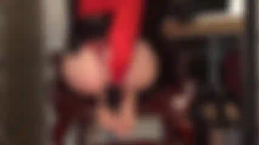 Una provocazione da dietro in collant color carne molto trasparenti. Con il suo culo in collant sul tuo viso, immaginati mentre infili il tuo cazzo tra queste suole di nylon incredibilmente morbide.