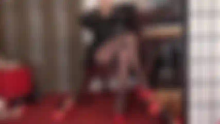 Con una maschera di collant marrone chiaro, i piedi di nylon alzati e le mani guantate della padrona su tutto il tuo cazzo.