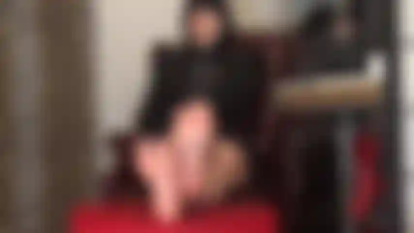 Feticista dei piedi: piedi nudi che si muovono magnificamente, archi plantari alti, dita divaricate.