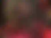 Che si esibisce in una provocante gonna attillata in pelle, collant neri e calze in pizzo con stivali alti fino alla coscia in pelle.