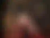 Adoratrice della dea del lattice: sexy e succinto costume in lattice, adorazione del culo, calze in pizzo, guanti di gomma e dildo strap-on stryker.