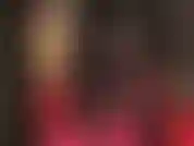 Adoro il mio corpo con corsetto di pelle, guanti, leggings neri opachi, collant e sandali con i cinturini.