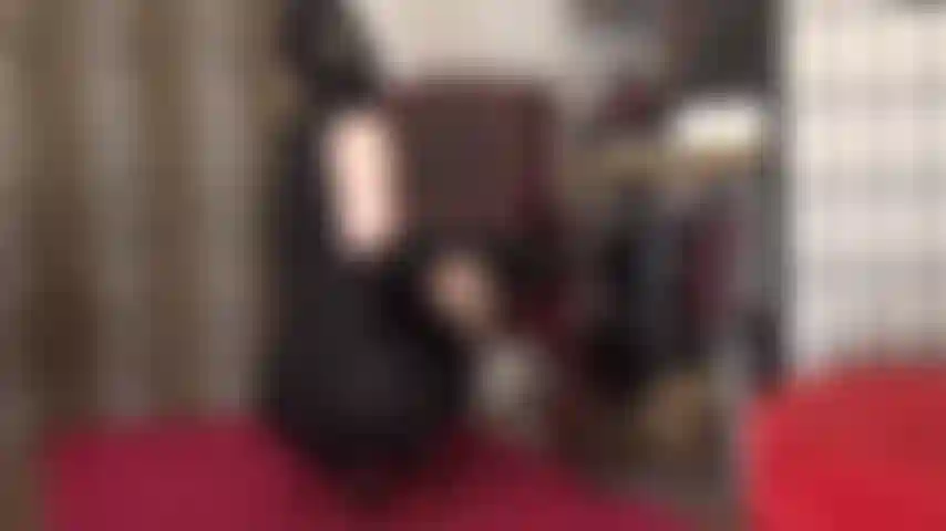 Collant grigio lucido, décolleté con suola rossa e completo in lycra con cappuccio.