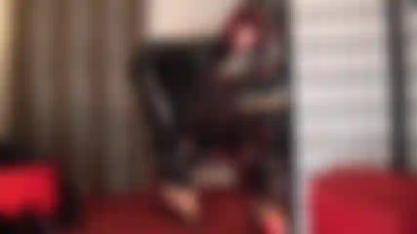 Con una tuta in pvc nero lucido e delle sexy mules con i tacchi alti: la tua dea ti stuzzica con i suoi archi plantari incredibilmente alti, tacchi e collant, e ti concede sbirciatine di nascosto sotto la tuta.