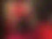 Fianchi, culo, gambe, cavallo - la signora è accovacciata per stuzzicare con collant lucidi culo e cavallo. Non ti piacerebbe avere la tua faccia proprio sotto...?