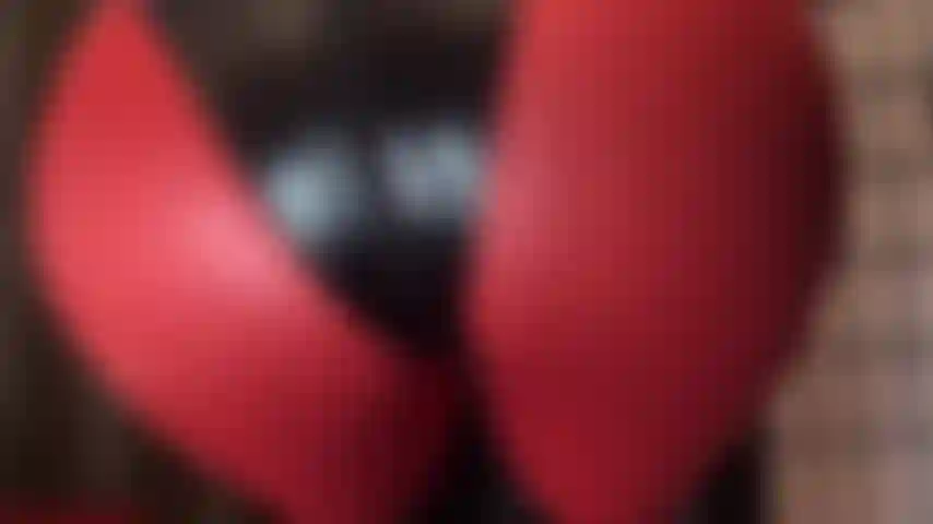 Adoro il mio culo con questo incredibile completo fetish composto da leggings rossi in spandex e body in pvc.