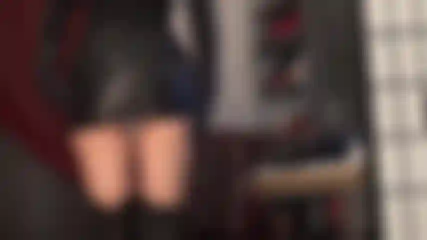 Eccitata per il mio culo rivestito di pelle in una minigonna attillata di pelle nera. Assapora lo sputo dal mio sedere di pelle e dalla mia bocca. A malapena in grado di contenerti alle viste sotto la gonna, la padrona ti concede uno sguardo al suo sedere in collant per finirti.