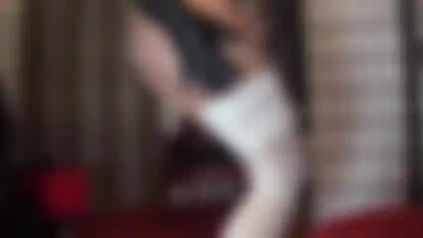 Che si fa scopare con lo strapon indossando delle bellissime calze di pizzo bianco lucido sopra strati di collant color sabbia lucidi e tacchi rossi sexy.