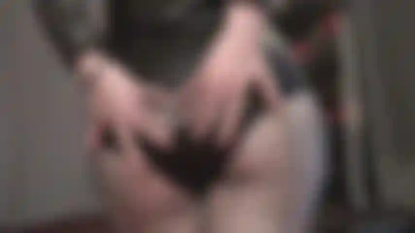 I collant a rete e gli shorts attillati mettono davvero in risalto l'incredibile sedere della padrona vivian.