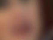 Labbra rosse, feticismo della lingua, leccate di tacchi... Ooooh, la lingua della padrona stuzzica lungo i tacchi a spillo di metallo rosso!