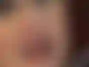 Labbra rosse, feticismo della lingua, leccate di tacchi... Ooooh, la lingua della padrona stuzzica lungo i tacchi a spillo di metallo rosso!