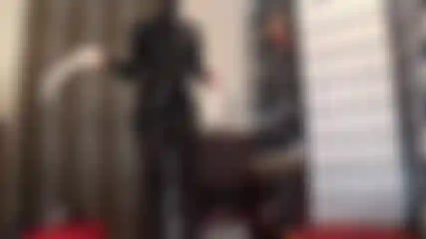 Feticista del lattice di gomma: la padrona è vestita con un abito di lattice nero e un cappuccio di gomma e aggiunge un paio di guanti di lattice bianco per una mungitura intensiva del cazzo.