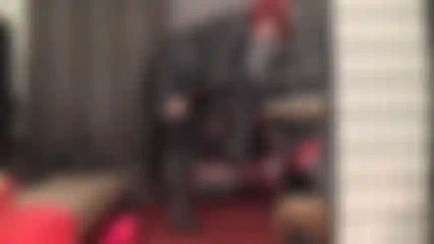 Una vera amante della pelle che ti fa impazzire con stivali alti, lunghi cappotti, gonne corte e viste seducenti sotto la gonna.