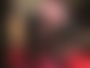 La padrona pretende l'adorazione del suo fantastico culo, delle sue gambe e dei suoi piedi con la sua gonna e le sue calze di lattice nero lucido e concede una vista sotto la gonna su mutandine di gomma.