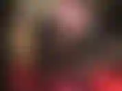 La padrona pretende l'adorazione del suo fantastico culo, delle sue gambe e dei suoi piedi con la sua gonna e le sue calze di lattice nero lucido e concede una vista sotto la gonna su mutandine di gomma.