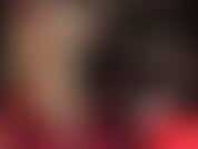 Sessione di strati di nylon lucido: i collant più lucidi che troverai mai indossati sulle lunghe gambe perfette della tua dea, sopra calze e collant neri.