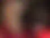 Sessione di strati di nylon lucido: i collant più lucidi che troverai mai indossati sulle lunghe gambe perfette della tua dea, sopra calze e collant neri.