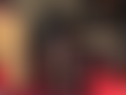 Con cappuccio in spandex nero e occhi aperti.