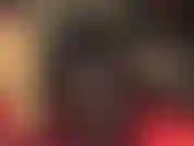 Con cappuccio in spandex nero e occhi aperti.