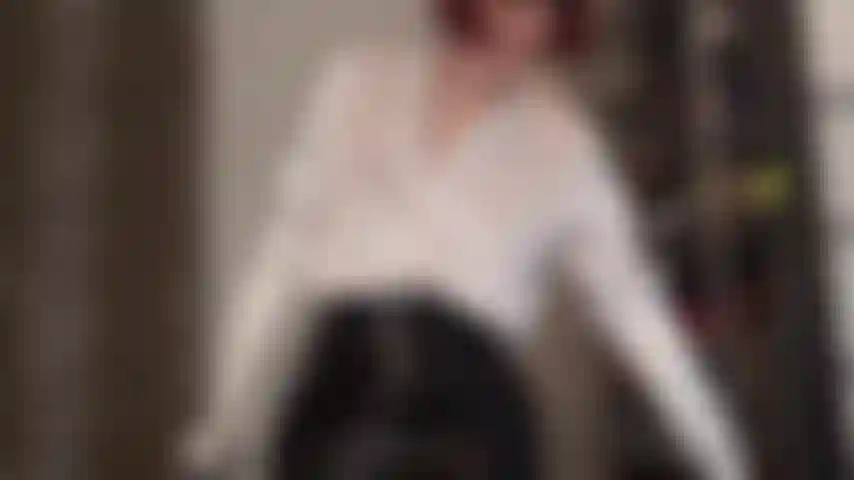 In raso bianco setoso e pvc nero lucido. Adori gli abiti lucidi della padrona? Ecco una camicetta in raso bianco con guanti coordinati, collant bianchi lucidi, stivali neri alti e minigonna in pvc. I tuoi sogni fetish diventano realtà.