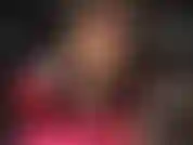 Con tacchi altissimi cromati e plateau.