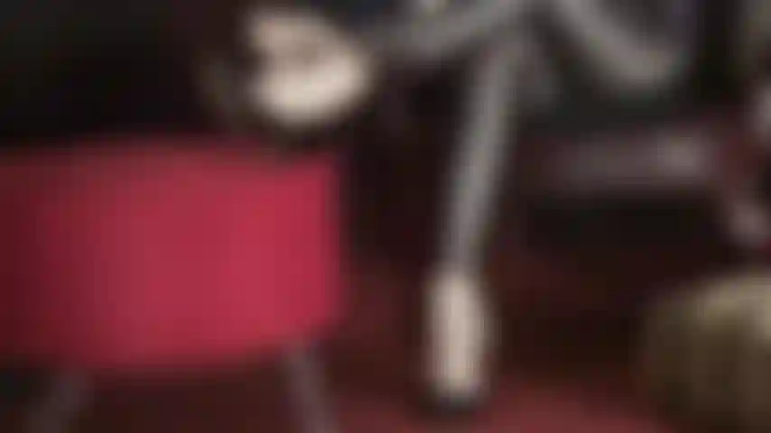 Vieni dentro i leggings lucidi in spandex della padrona - il desiderio di scopare il fondo dei suoi pantaloni attillati diventa ogni giorno più forte. Alla fine cede e munge il tuo cazzo tra gli strati.