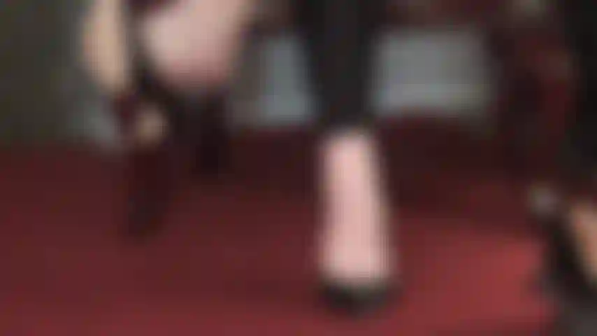 Con i piedi nudi che penzolano rilassanti, graziose dita che spuntano dalle scarpe di pelle e che dondolano abilmente.