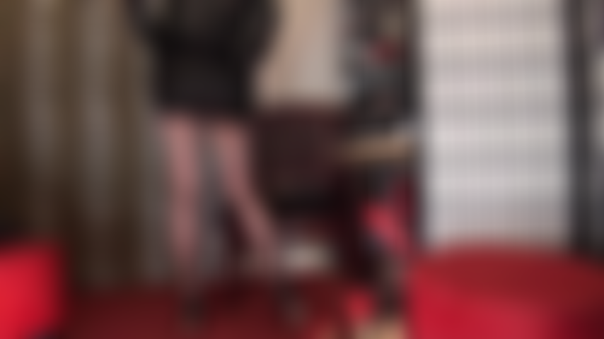 Con collant neri trasparenti e un miniabito sexy e attillato che continua a salire sempre più in alto.