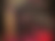 In body di nylon nero opaco e pelle: come una cattiva sexy, la padrona vivian è vestita con una tuta nera e guanti di pelle, corsetto e stivali che esigono adorazione.