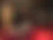 La padrona si accovaccia mostrando il suo fantastico sedere e i suoi fianchi in una tuta nera lucida in pvc e collant trasparenti con stampa leopardata, stuzzicando il suo cazzo.