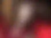 Seduzione in lingerie bianca: la padrona stuzzica con le sue lunghe gambe sexy e i piedi in calze di pizzo.