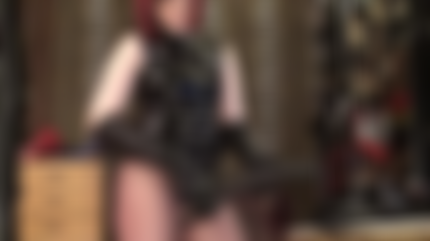 La padrona si sta divertendo un mondo ad allenare i fianchi mentre spinge il suo enorme cazzo nero con strapon in profondità nella tua fica da puttana.