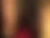 Le cosce dei collant brillano di un delicato verde scuro mentre i guanti di pelle della padrona scivolano lentamente lungo le gambe e gli stivali...