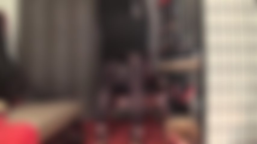 Leggings in nylon nero opaco e provocazione a piedi nudi.