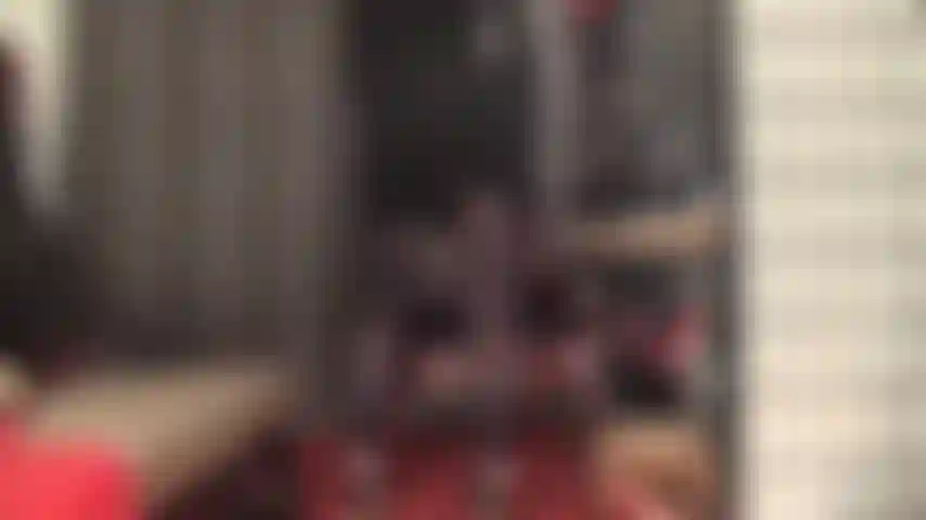 Leggings in nylon nero opaco e provocazione a piedi nudi.