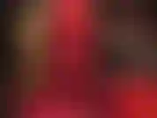 Adoro il sedere e le gambe in rosso: pantaloncini e collant rosso metallizzato lucido, poi leggings rossi e tacchi rossi.