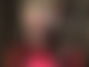 Con gambe incredibilmente lunghe in collant neri velati con cuciture elaborate e alti stivali rossi con plateau. Sotto i collant, un bel paio di mutandine di pizzo che ti faranno impazzire.