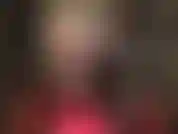 Con gambe incredibilmente lunghe in collant neri velati con cuciture elaborate e alti stivali rossi con plateau. Sotto i collant, un bel paio di mutandine di pizzo che ti faranno impazzire.