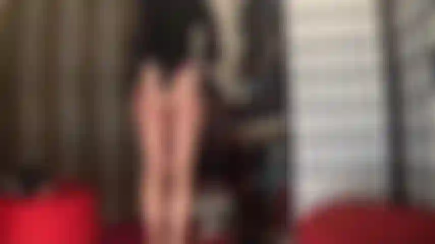 Adoro il corpo: ammiro le curve armoniose della mia padrona, le sue gambe nude, il suo sedere, la sua schiena e il suo stomaco.