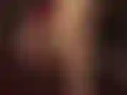 Che indossa décolleté in pelle rossa e collant lucidi e lucidi.