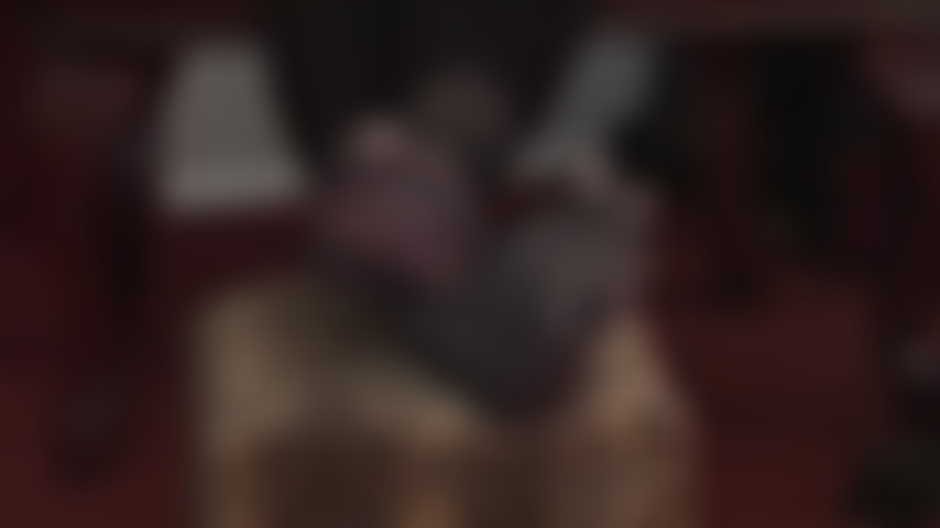 Le suole trasparenti dei collant neri della padrona sono una delizia per una schiava dei piedi come te... Che le appoggia sul tuo viso mentre inspiri profondamente.